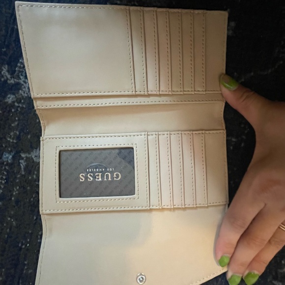 NWT guess wallet - Picture 4 of 4
